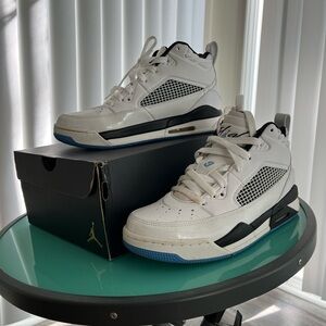 Jordan Flights in Boy 5.5 Size | Black, White & Blue